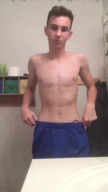 Twink in blauen shorts enthüllt langsam den versteckten schwanz