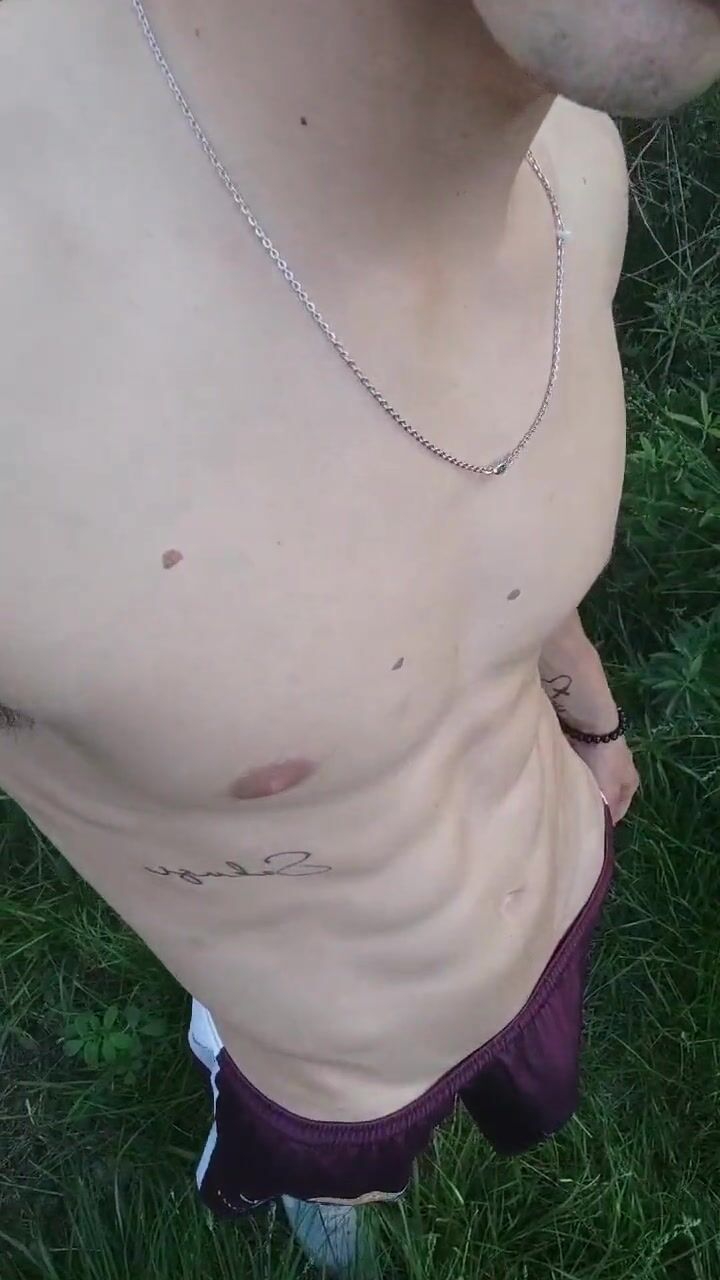 شاب أزال شورت في الطبيعة