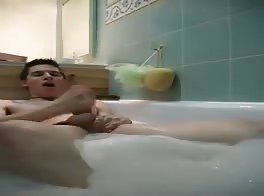 Durchnässter junge badet