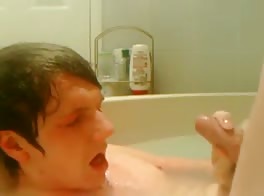 Adolescente se remoja en la bañera antes de la polla de papi