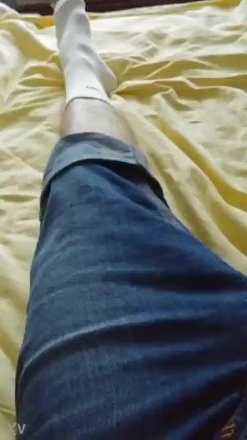 Teen wichst in jeansshorts und socken