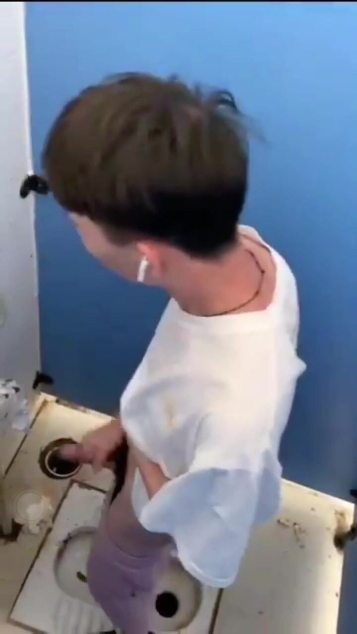 Twink wichst schwanz und spritzt im klo