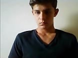 Nackter junge zeigt sich vor der kamera