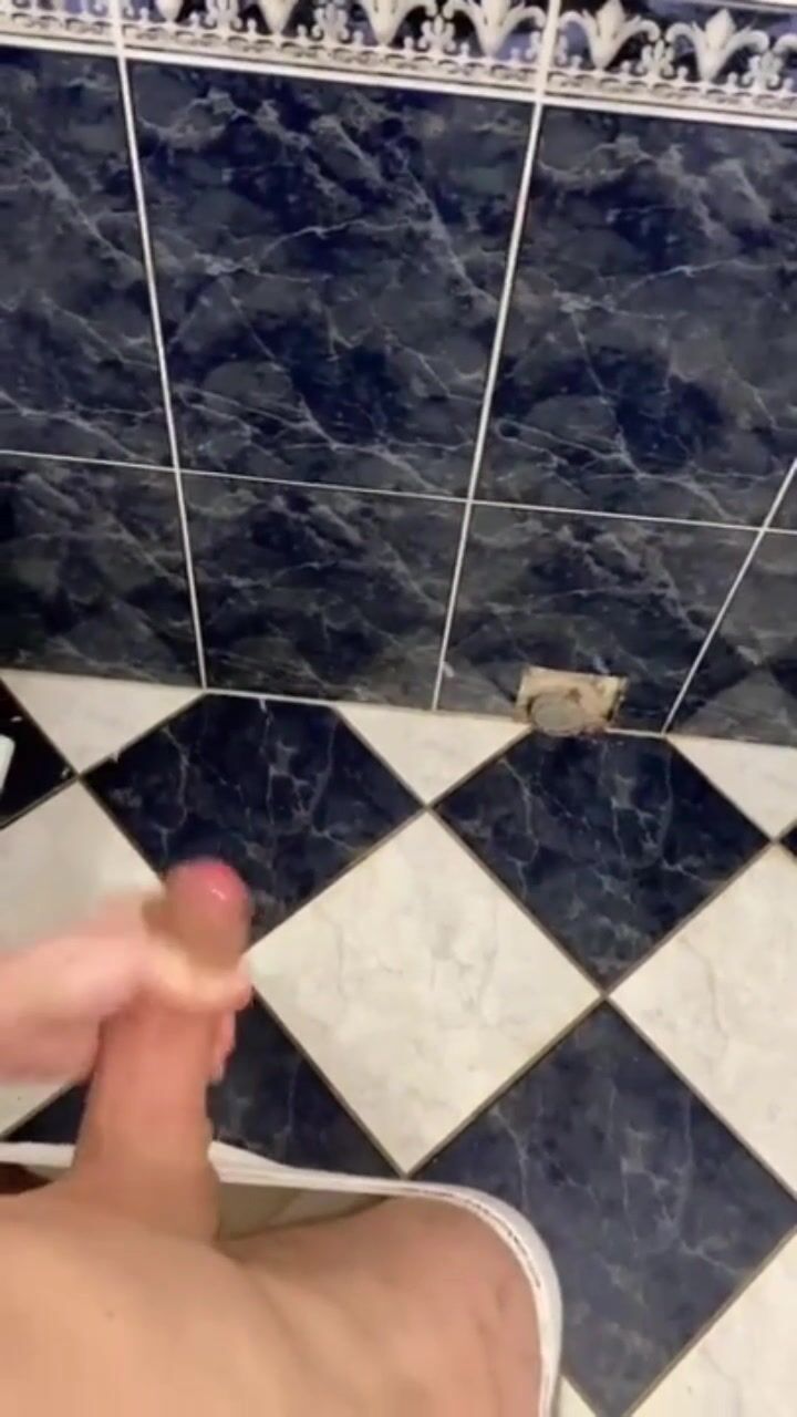 Mec se vide grosse dose de foutre et pisse