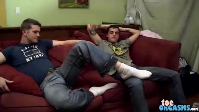 Twink uses feet to milk muscle daddy’s cock bareback