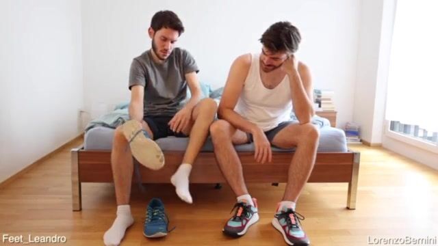 Jungen kumpels genießen sneaker socken füße spaß