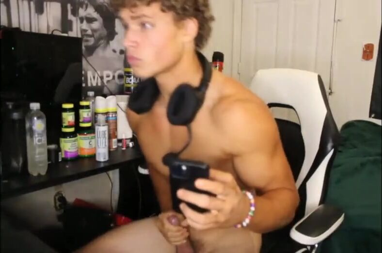 Gamer twink moans and cums hard