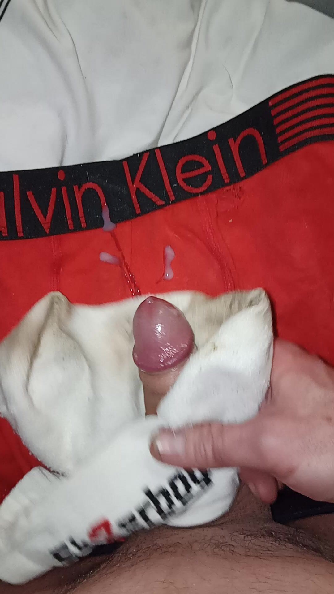Ado se branle dans son pantalon et ses chaussettes jusqu'à jouir
