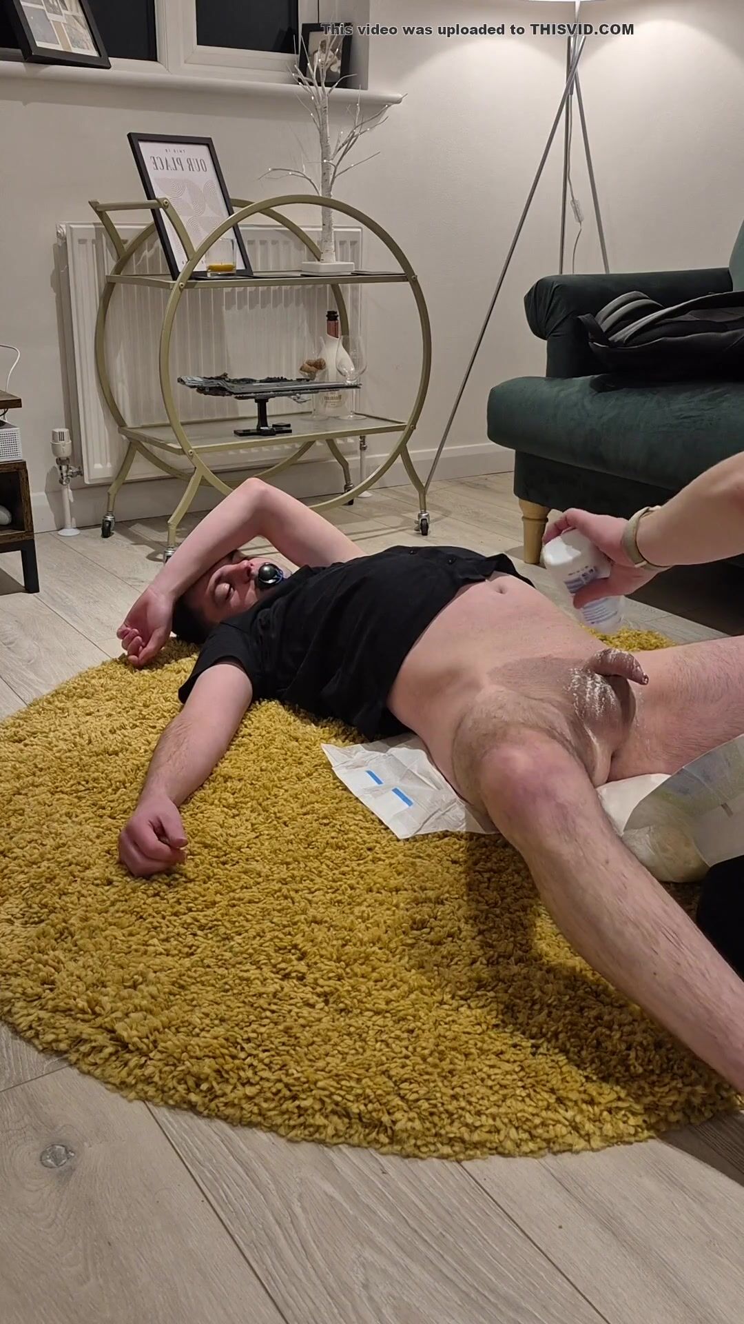 Twink pisst sich ein, daddy windelt ihn
