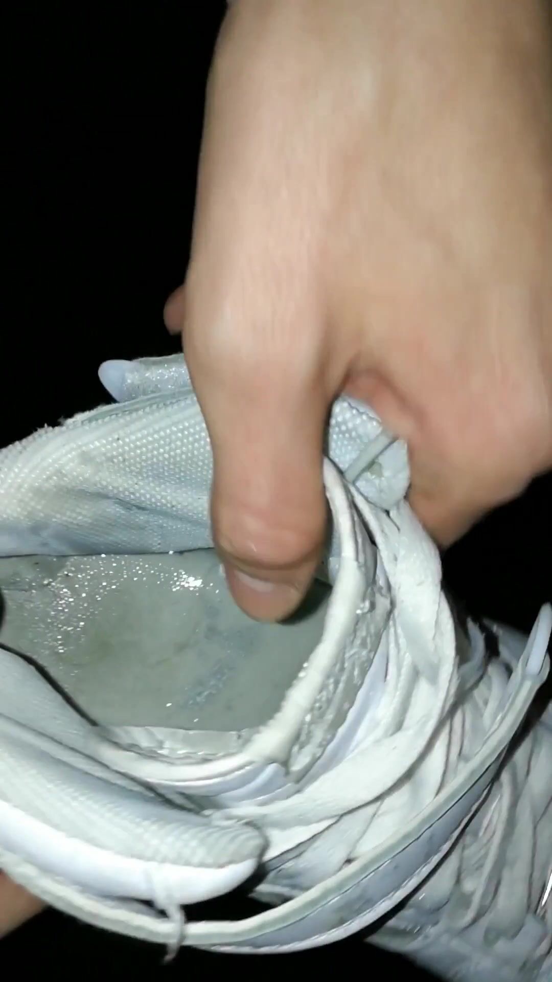 Juego de meada en zapatillas: chico moja sus kicks
