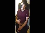 Garçon jouit sur sa chemise pendant que son ami le filme