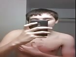 下品な言葉を言いながら硬いチンポをシコシコする男の子
