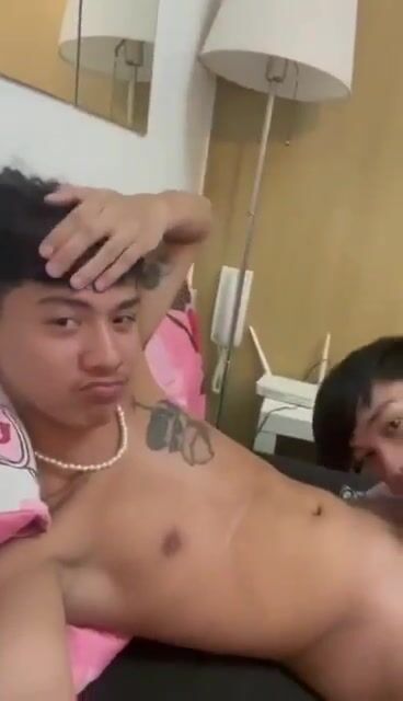 少年が空腹の男にホットドッグを分ける
