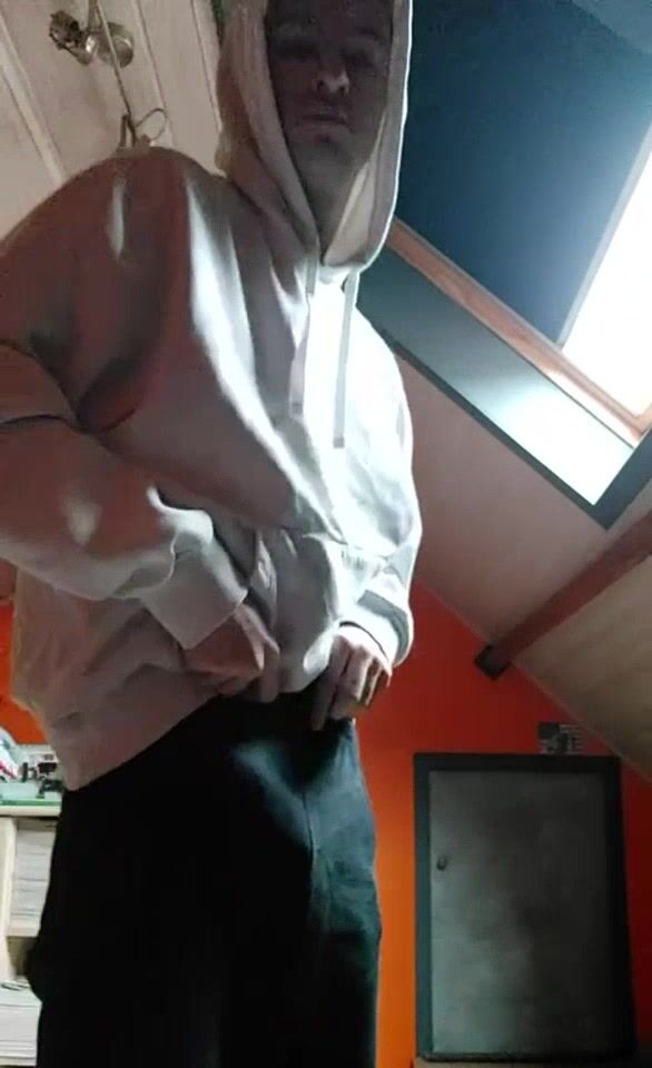 Junge zeigt unbeschnittenen schwanz