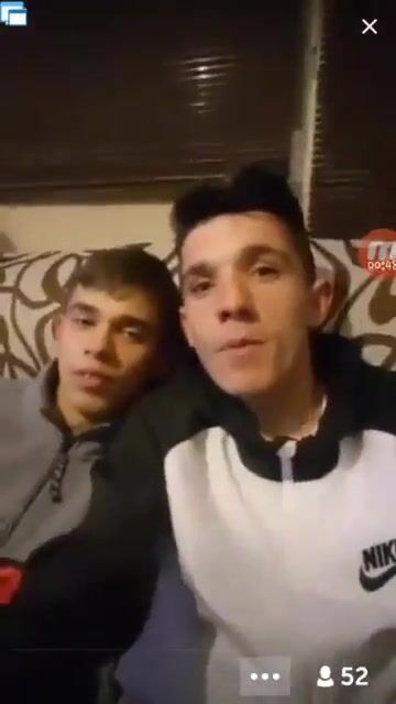 парень показывает член друзьям по веб-камере