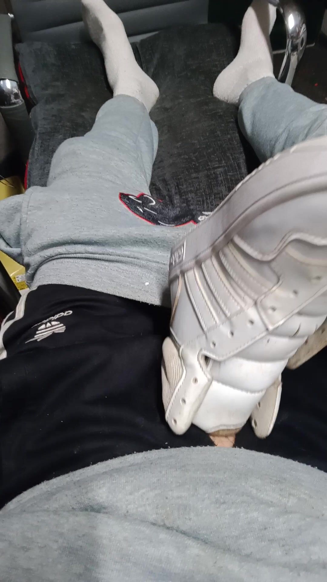 Teen in turnschuhen gleitet seinen rohen schwanz