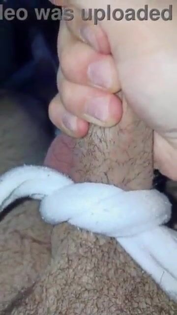 Junge wichst in socke