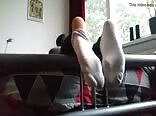Twink zeigt socken und füße