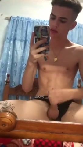 Süßer junge in solo-masturbationsaktion