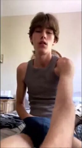 Chico acaricia polla en tubo gay solo