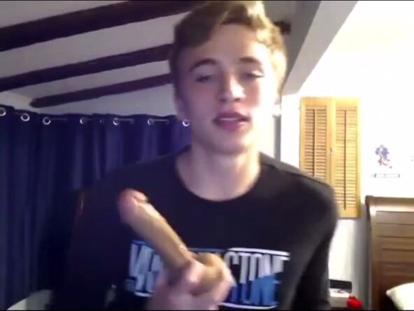 ट्विंक अपने बड़े डिल्डो को चूसता है