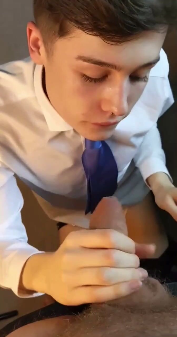 小鲜肉在办公室无套吸爸爸的鸡巴