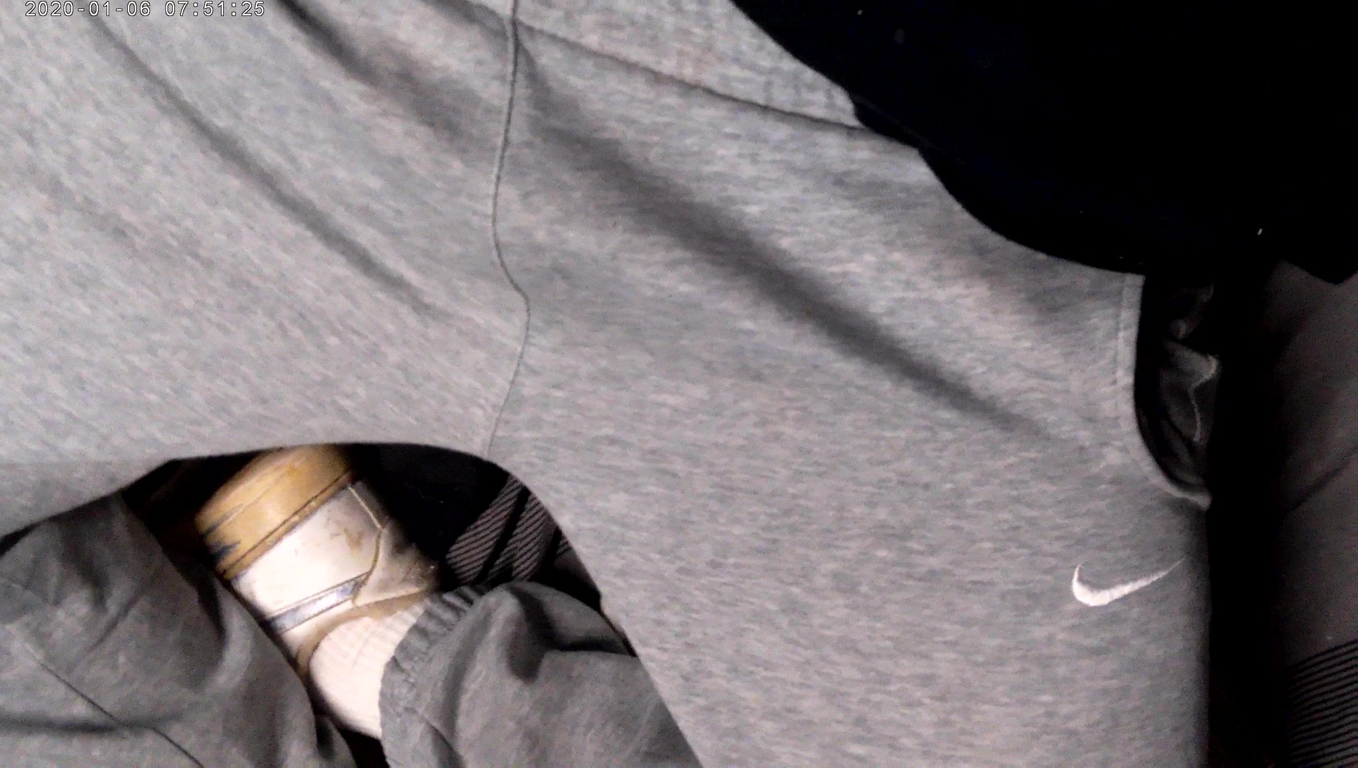 Junge spielt in jogginghose
