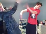 Ado se branle la bite bien dur seul après le départ de ses amis