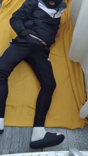 Twink wichst in jogginghose