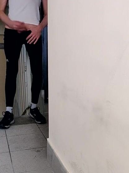 Twink wichst in leggings