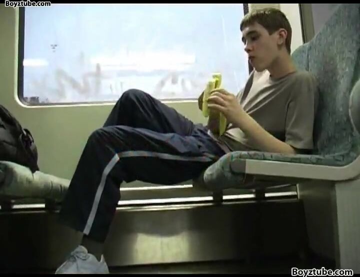 Twink se pajea la polla en el tren de berlín