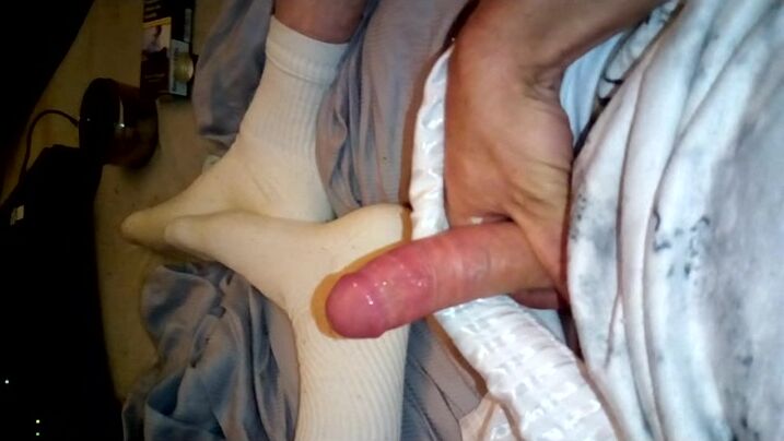 Harter junge in weißen socken wichst schwanz