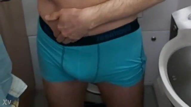 Boy wichst und kommt im ice.