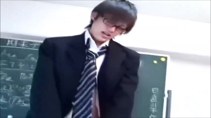 戴眼镜男孩在教室被无套强奸