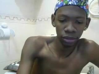 Junge mit riesigem schwanz spritzt heftig