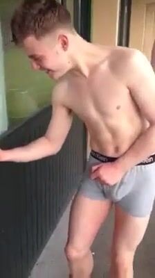 裸体男孩在一起：性感小鲜肉喜欢裸露