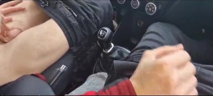 Jungs vollgespritzt im auto