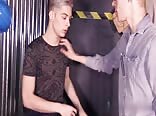 Apprenti ado dressé par un daddy muscle en bareback