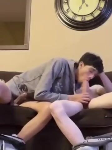 Twinks se besan, se pajean y chupan a pelo