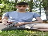 Junge teenager gehen heute im wald nach unten