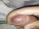Junge befriedigt sich beim pornoschauen
