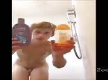 Ado sous la douche montre son pubis, sa bite et ses couilles