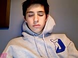 Garçon poilu se branle pour skeppy porn