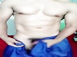 Adolescent se masturba mientras juega con sus pezones
