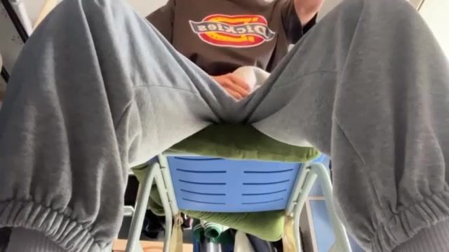 Sous le bureau chambre d'ados éjaculation sexy