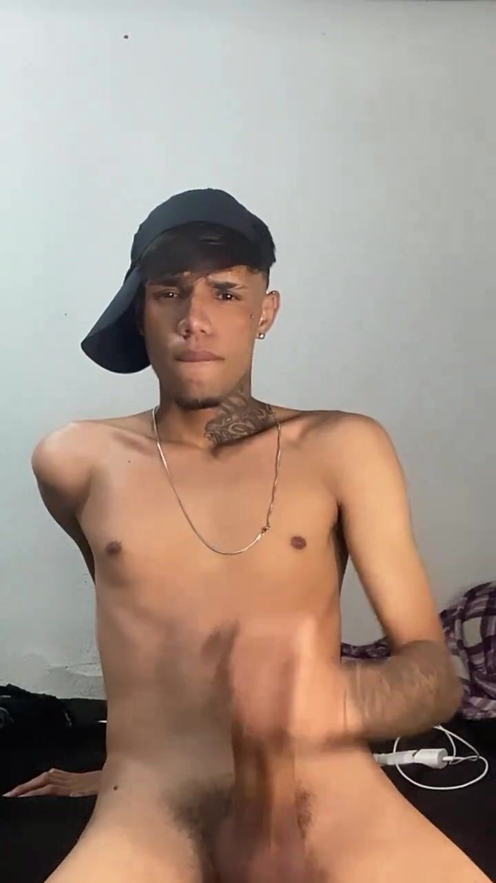 Braço tatuado masturbando