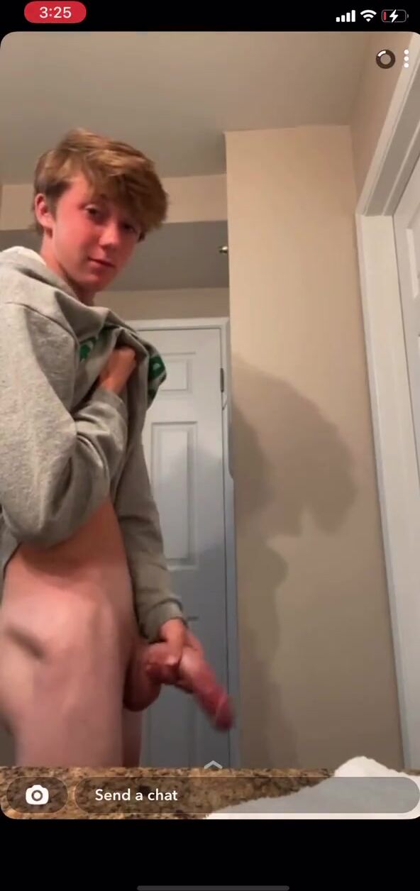 Brad tira o pau e bate uma rapidinha