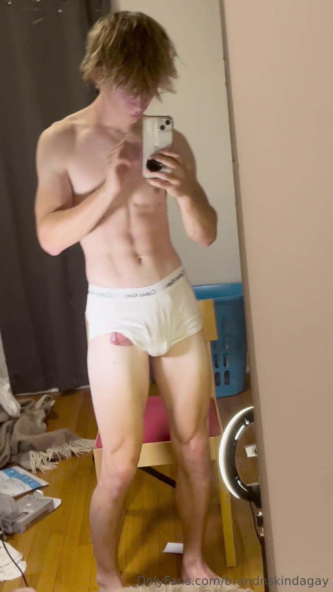 Twink filmt sich beim wichsen ohne gummi