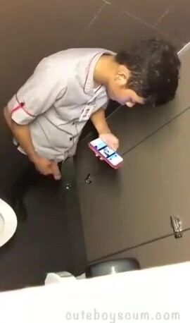 Branle dans les toilettes