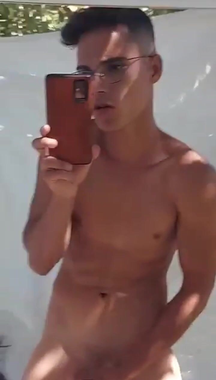 Brasileiro gostoso se masturba forte e goza muito